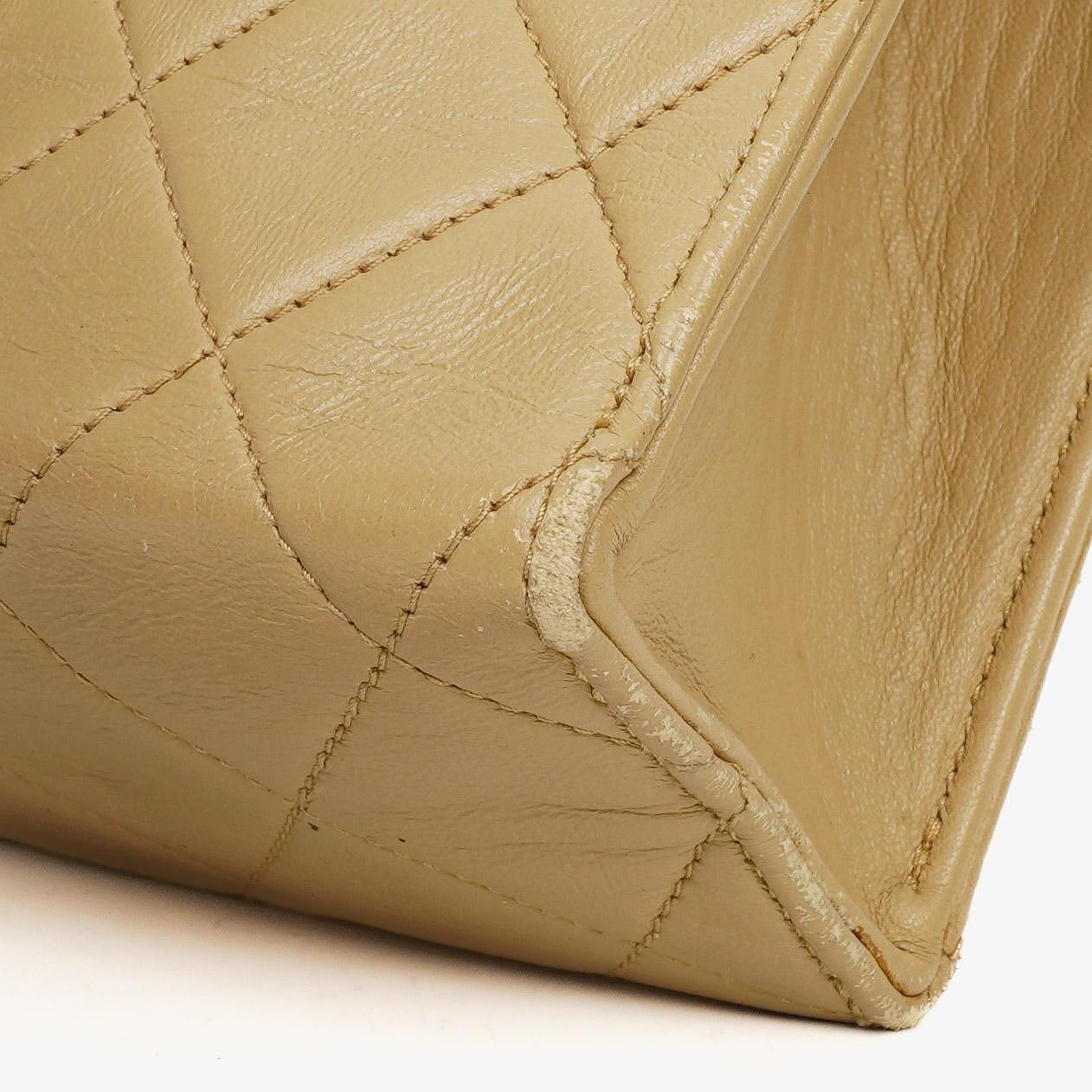 Chanel Small Envelope Maxi CC Logo Flap Bag aus beigem gestepptem Lammleder mit 24K vergoldeter Hardware