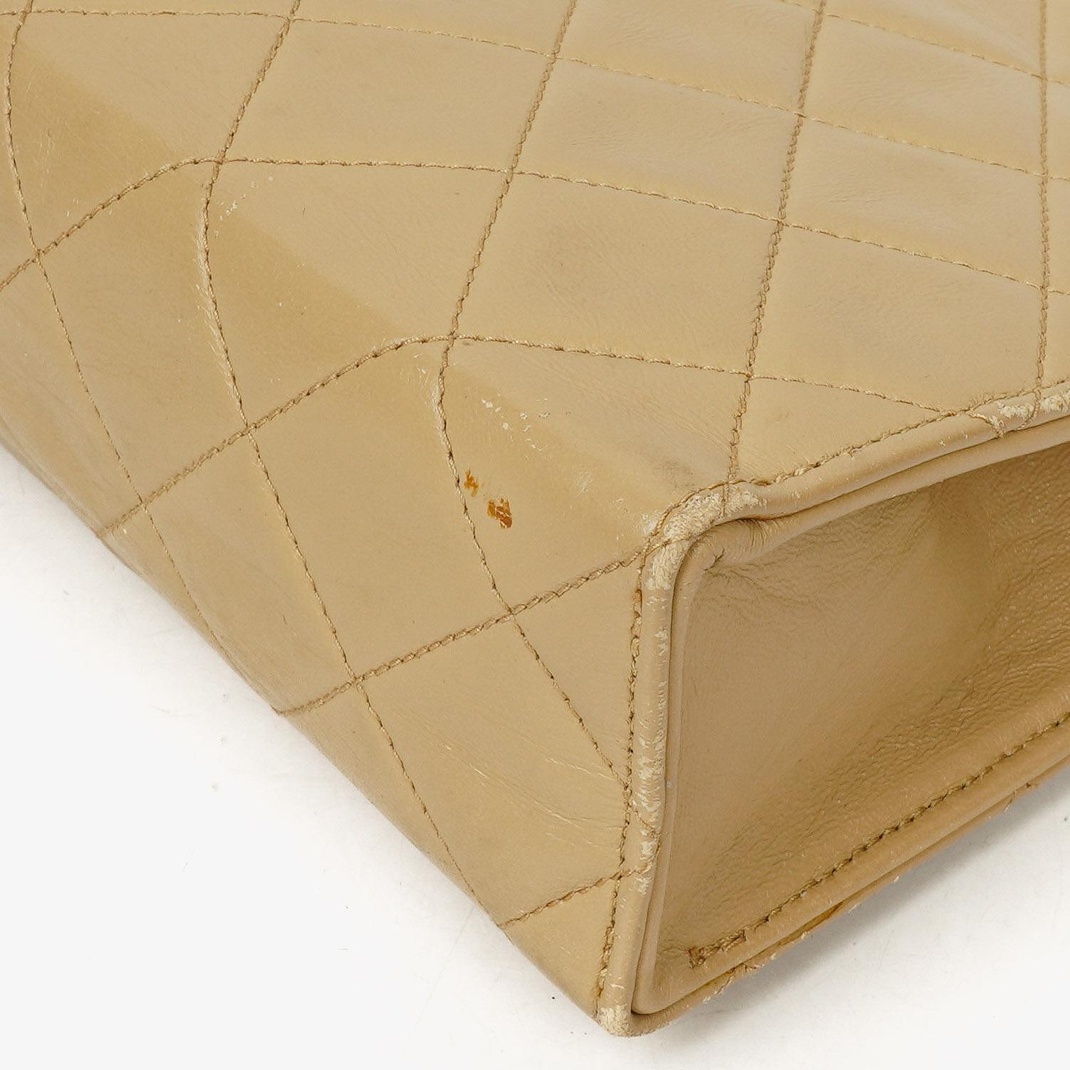 Chanel Small Envelope Maxi CC Logo Flap Bag aus beigem gestepptem Lammleder mit 24K vergoldeter Hardware