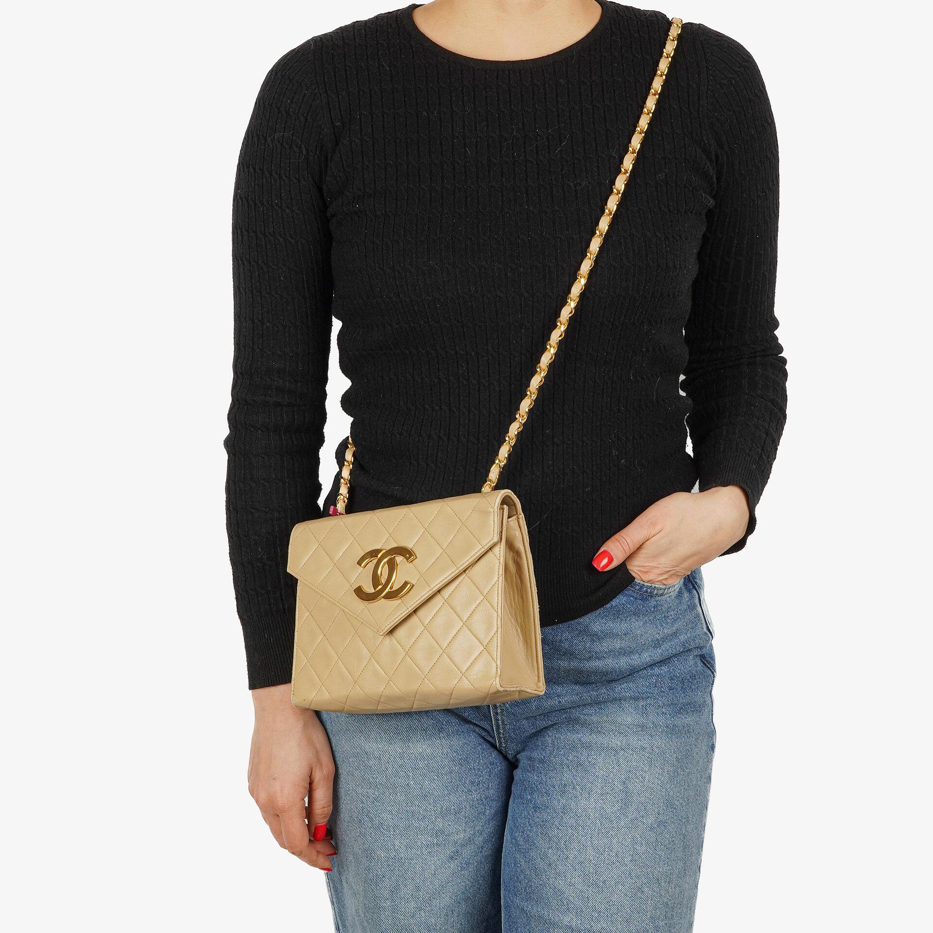 Chanel Small Envelope Maxi CC Logo Flap Bag aus beigem gestepptem Lammleder mit 24K vergoldeter Hardware