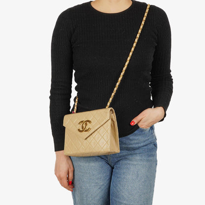 Chanel Small Envelope Maxi CC Logo Flap Bag aus beigem gestepptem Lammleder mit 24K vergoldeter Hardware
