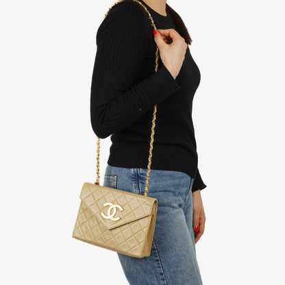 Chanel Small Envelope Maxi CC Logo Flap Bag aus beigem gestepptem Lammleder mit 24K vergoldeter Hardware