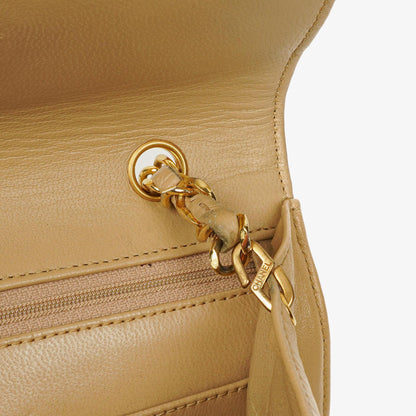 Chanel Small Envelope Maxi CC Logo Flap Bag aus beigem gestepptem Lammleder mit 24K vergoldeter Hardware