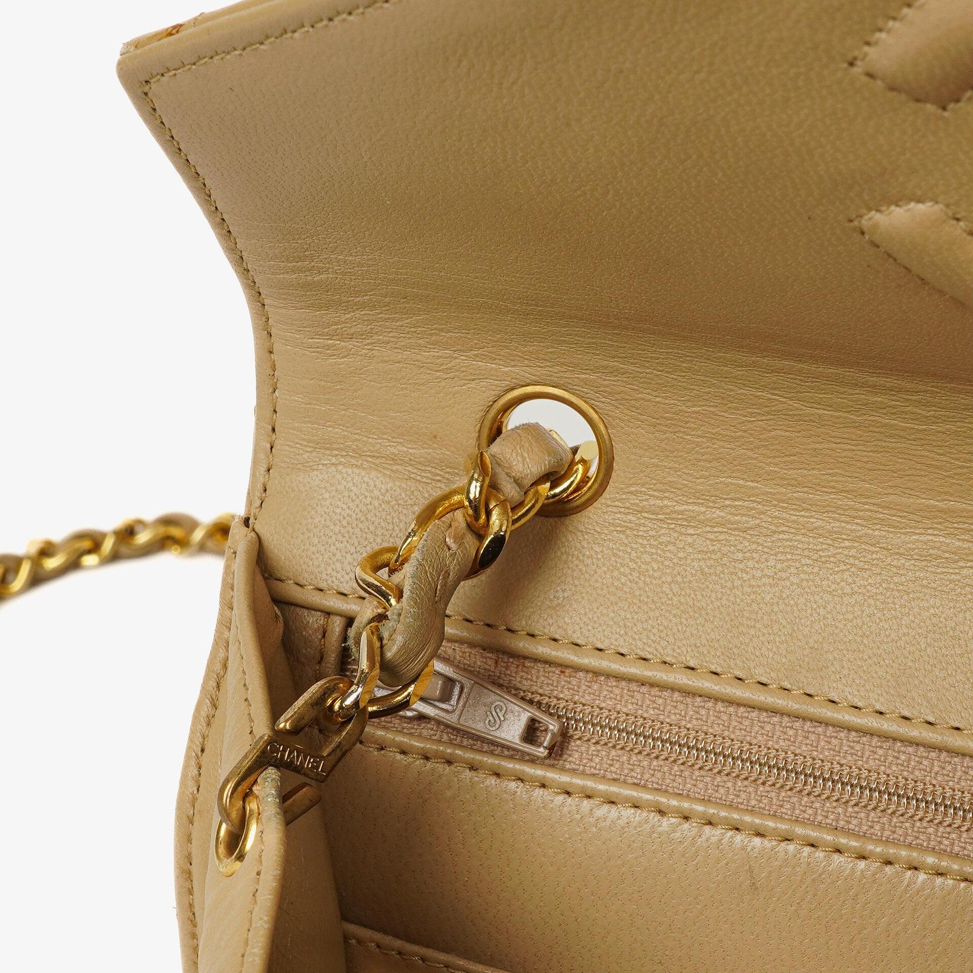 Chanel Small Envelope Maxi CC Logo Flap Bag aus beigem gestepptem Lammleder mit 24K vergoldeter Hardware