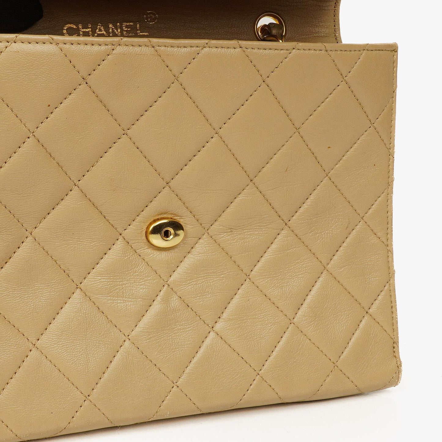 Chanel Small Envelope Maxi CC Logo Flap Bag aus beigem gestepptem Lammleder mit 24K vergoldeter Hardware