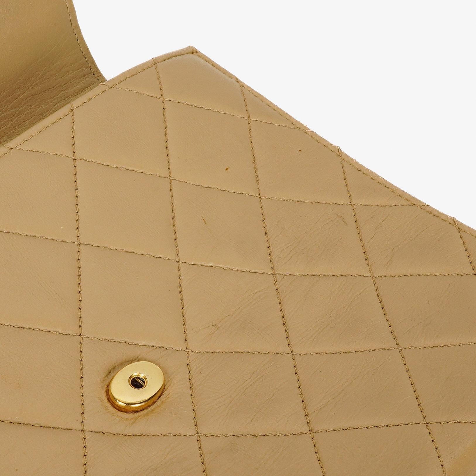Chanel Small Envelope Maxi CC Logo Flap Bag aus beigem gestepptem Lammleder mit 24K vergoldeter Hardware