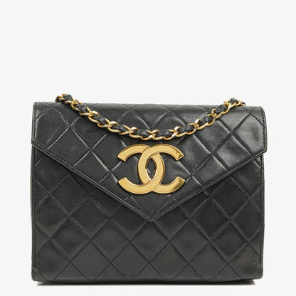 Chanel Kleine Envelope Maxi CC Logo Flap Tasche aus schwarzem gestepptem Lammleder mit 24K vergoldeten Beschlägen