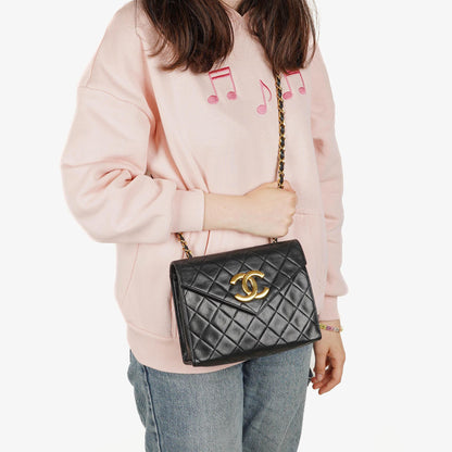 Chanel Kleine Envelope Maxi CC Logo Flap Tasche aus schwarzem gestepptem Lammleder mit 24K vergoldeten Beschlägen