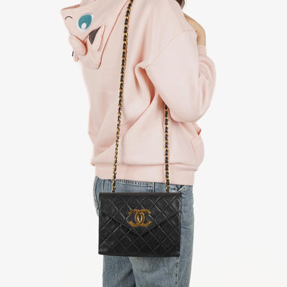 Chanel Kleine Envelope Maxi CC Logo Flap Tasche aus schwarzem gestepptem Lammleder mit 24K vergoldeten Beschlägen