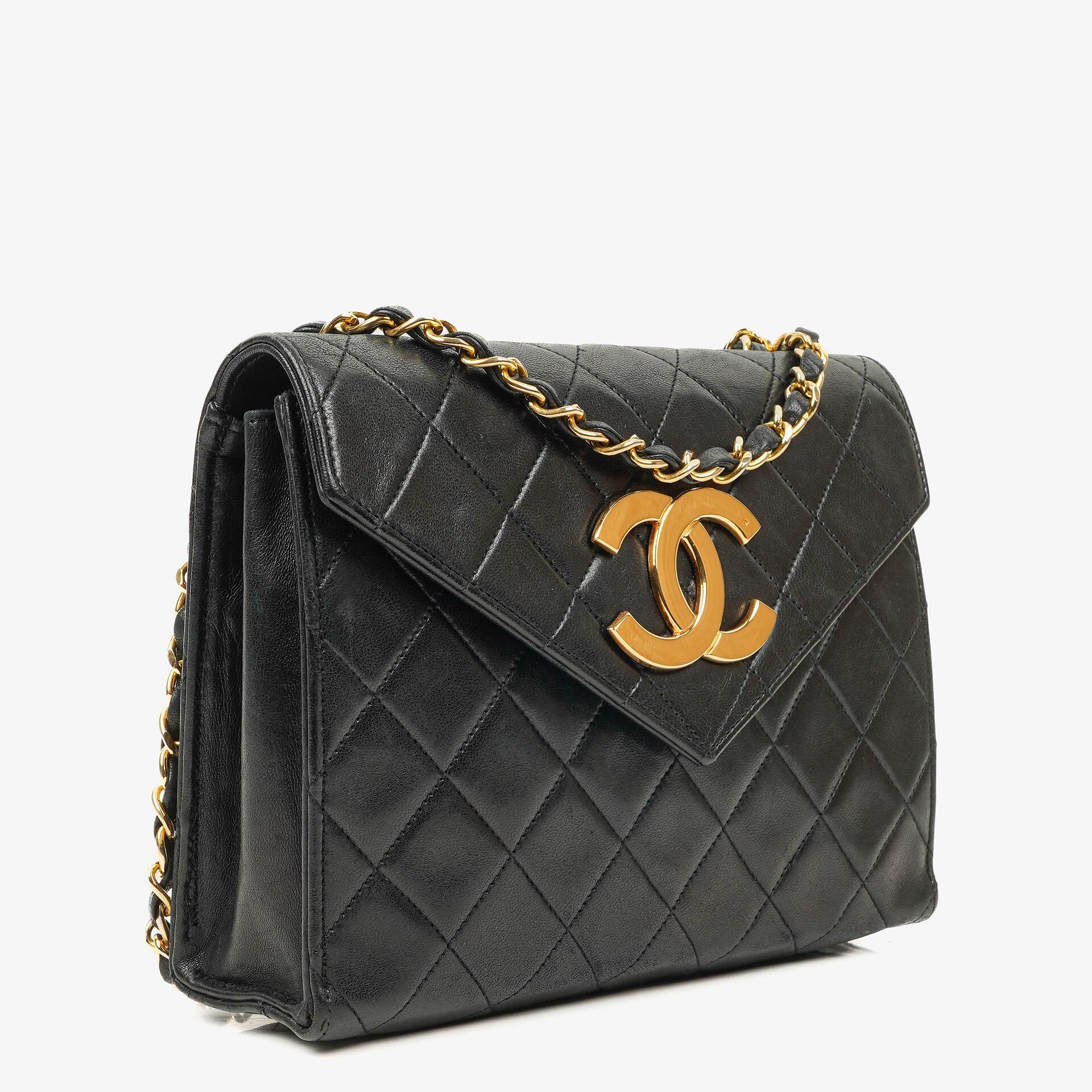 Chanel Kleine Envelope Maxi CC Logo Flap Tasche aus schwarzem gestepptem Lammleder mit 24K vergoldeten Beschlägen