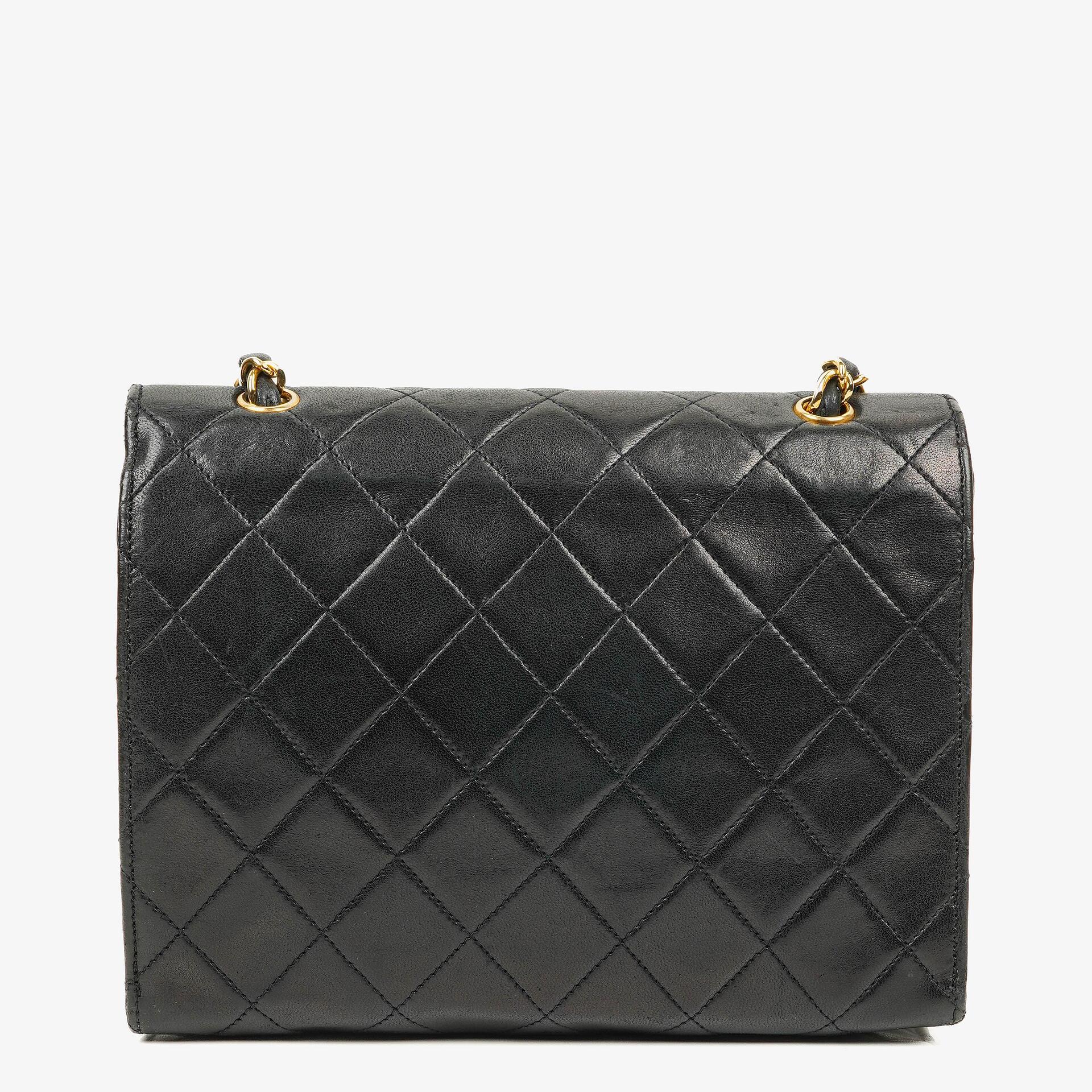 Chanel Kleine Envelope Maxi CC Logo Flap Tasche aus schwarzem gestepptem Lammleder mit 24K vergoldeten Beschlägen