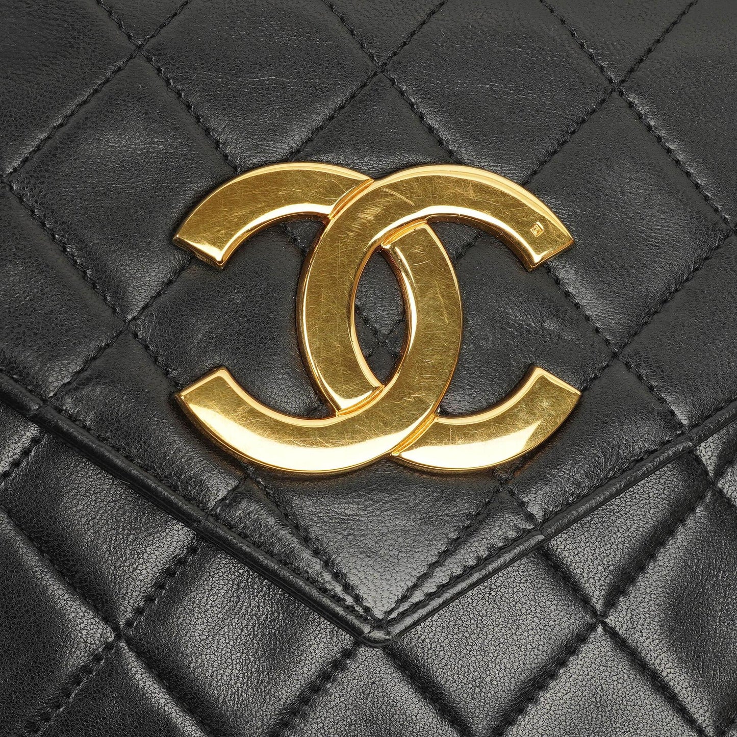 Chanel Kleine Envelope Maxi CC Logo Flap Tasche aus schwarzem gestepptem Lammleder mit 24K vergoldeten Beschlägen