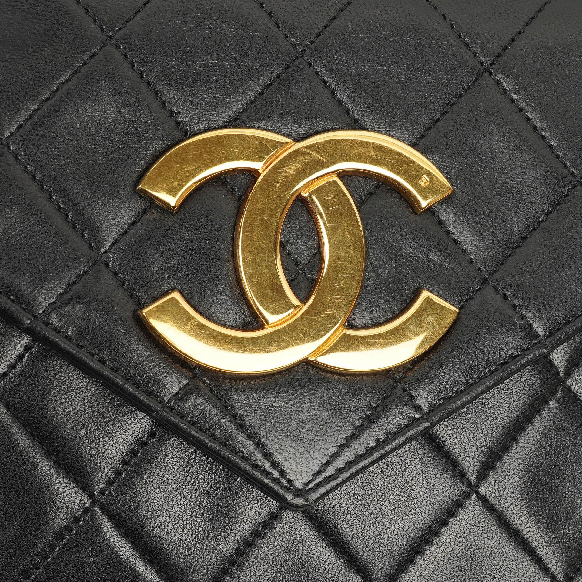Chanel Kleine Envelope Maxi CC Logo Flap Tasche aus schwarzem gestepptem Lammleder mit 24K vergoldeten Beschlägen