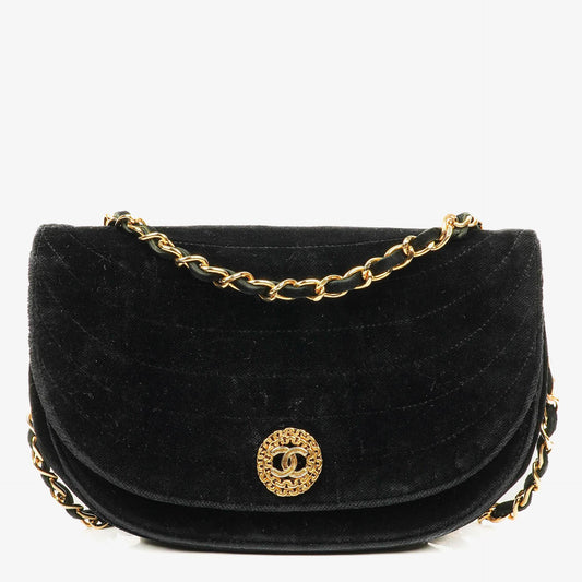 Chanel Small Half Moon Klappentasche aus schwarzem Samt