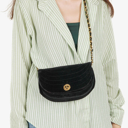 Chanel Small Half Moon Klappentasche aus schwarzem Samt
