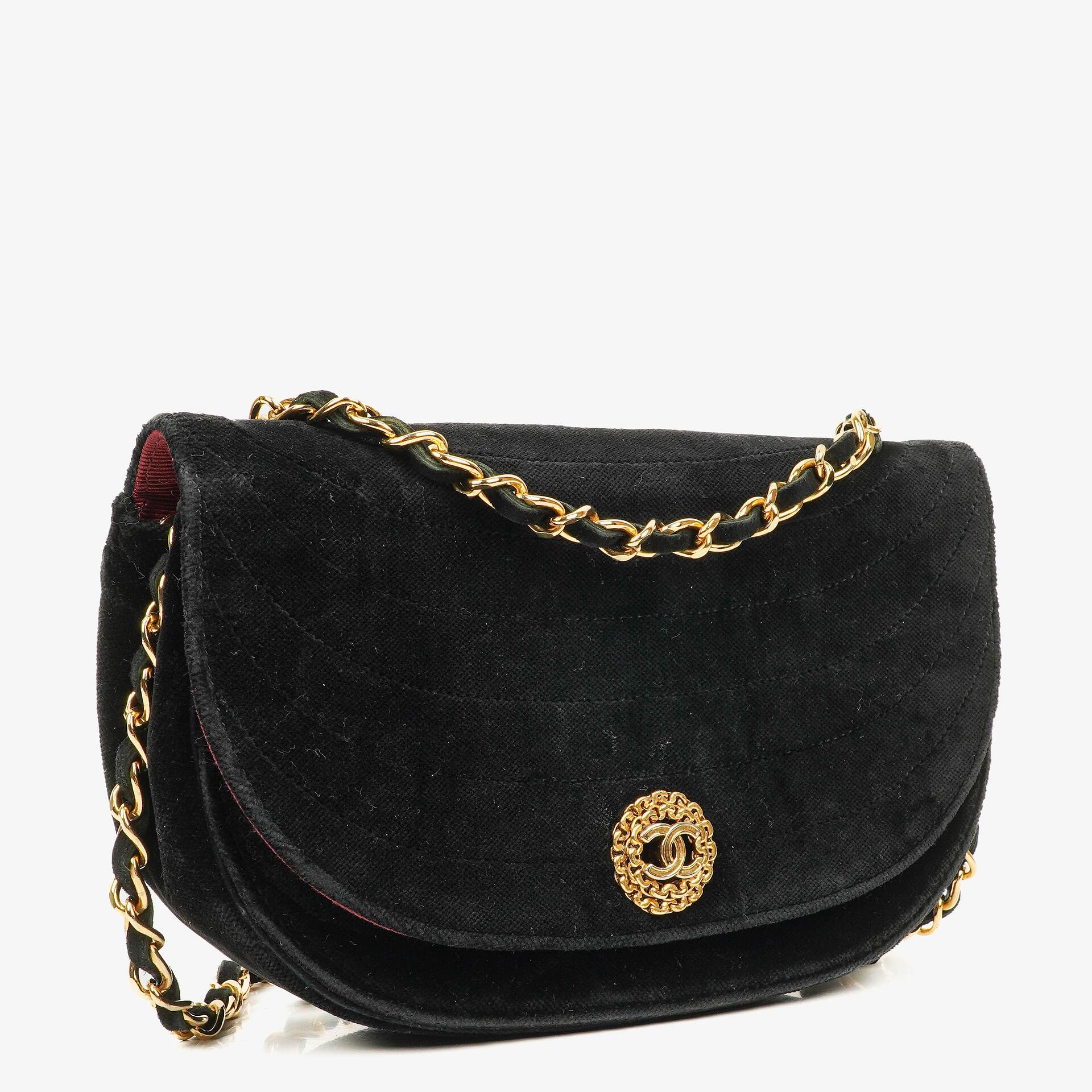 Chanel Small Half Moon Klappentasche aus schwarzem Samt