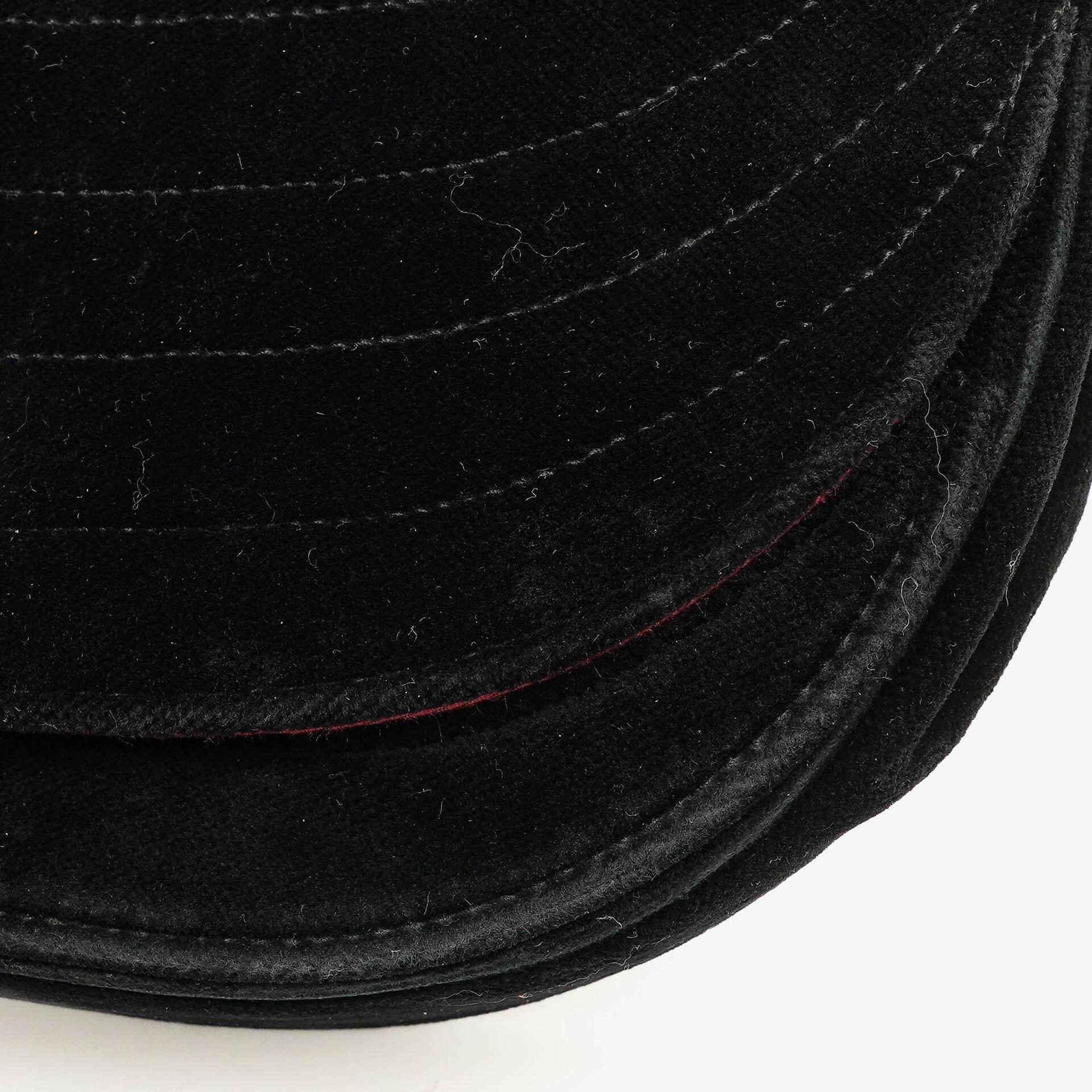 Chanel Small Half Moon Klappentasche aus schwarzem Samt