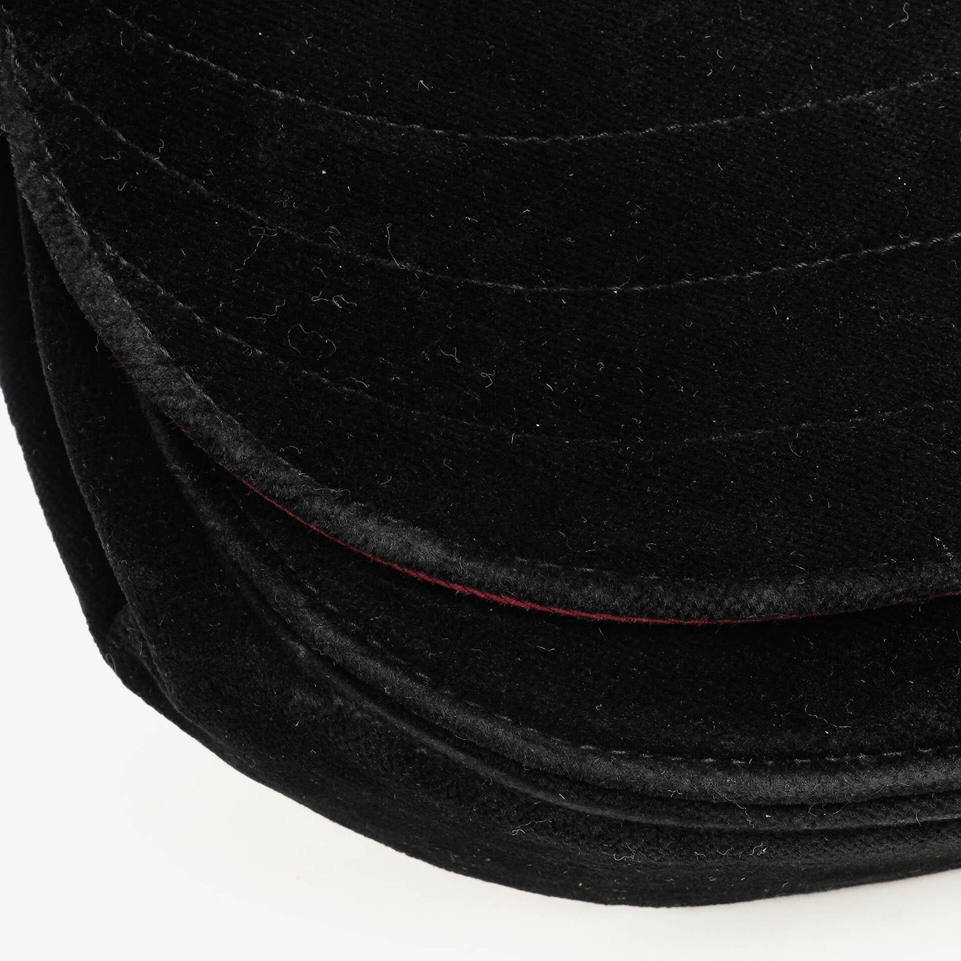 Chanel Small Half Moon Klappentasche aus schwarzem Samt