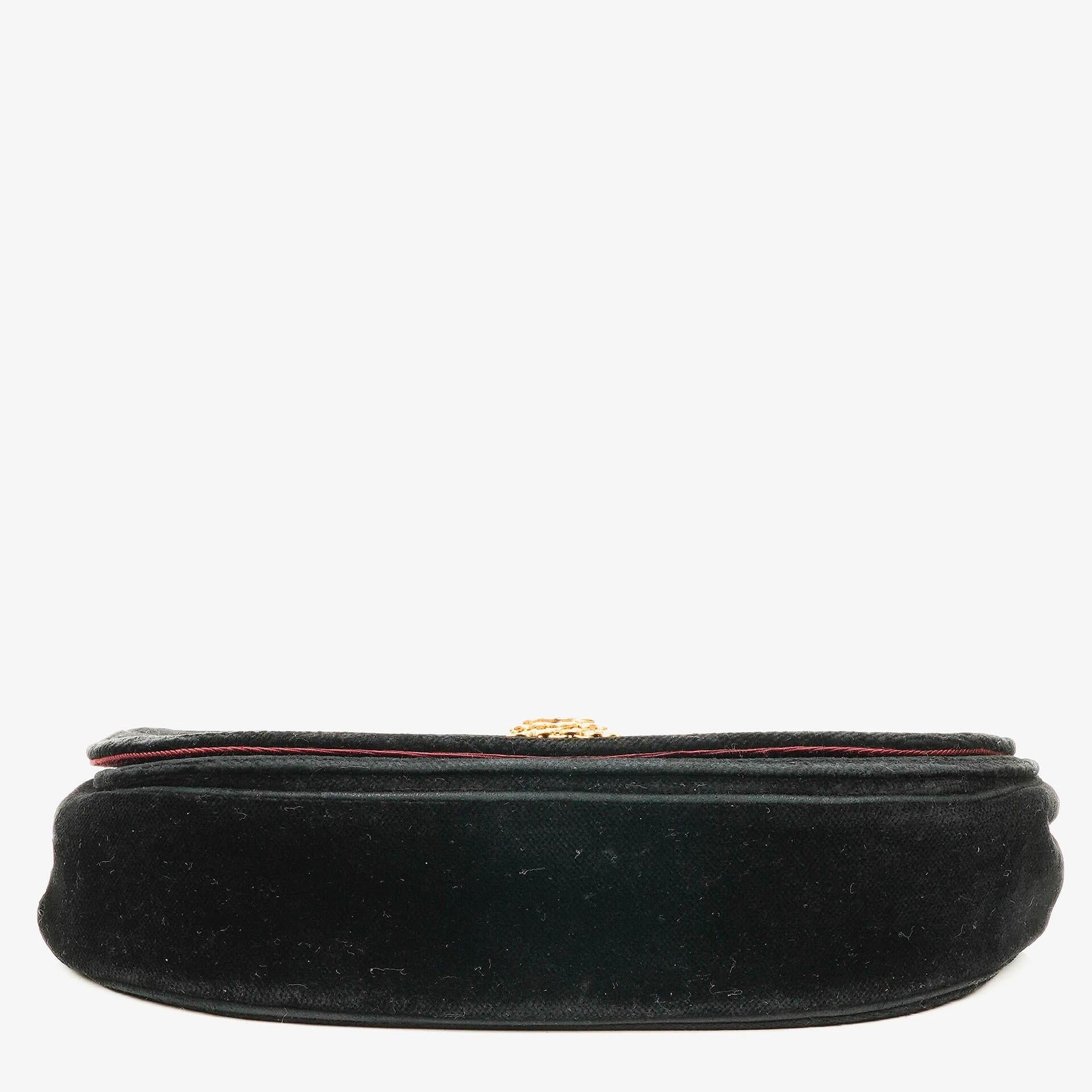 Chanel Small Half Moon Klappentasche aus schwarzem Samt