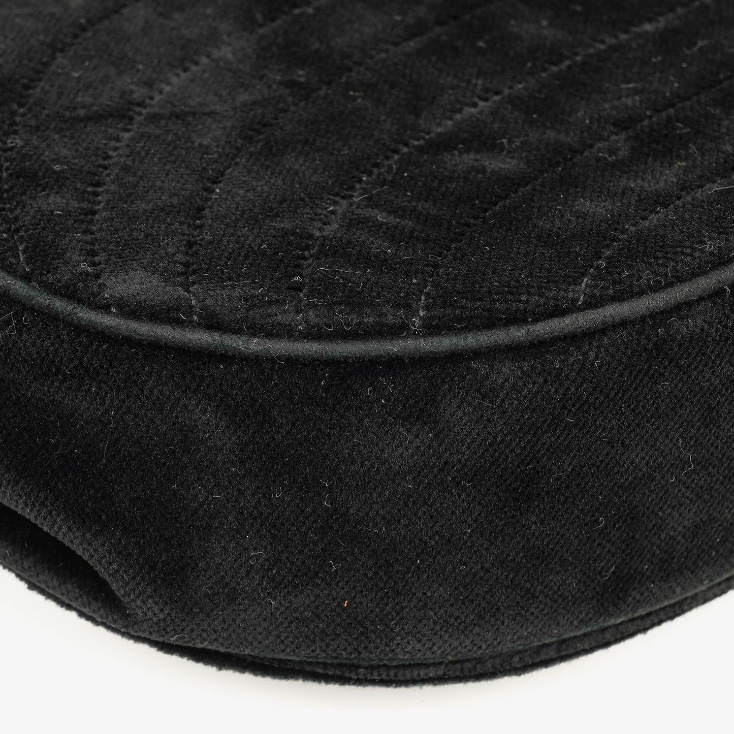Chanel Small Half Moon Klappentasche aus schwarzem Samt