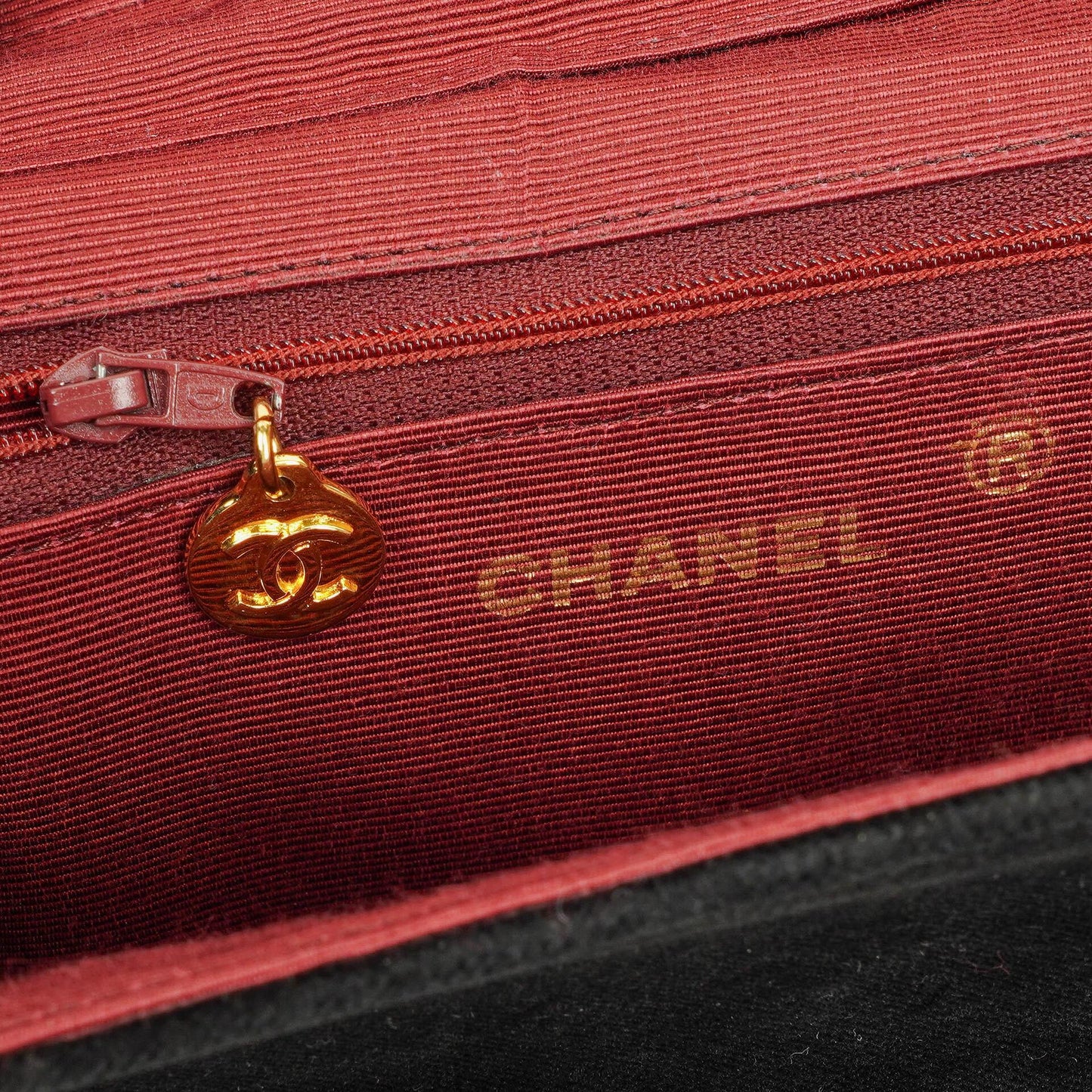 Chanel Small Half Moon Klappentasche aus schwarzem Samt