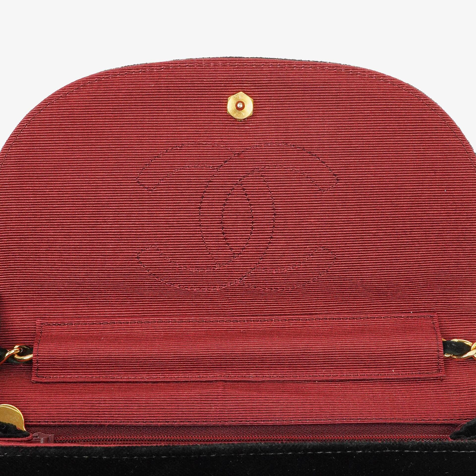 Chanel Small Half Moon Klappentasche aus schwarzem Samt