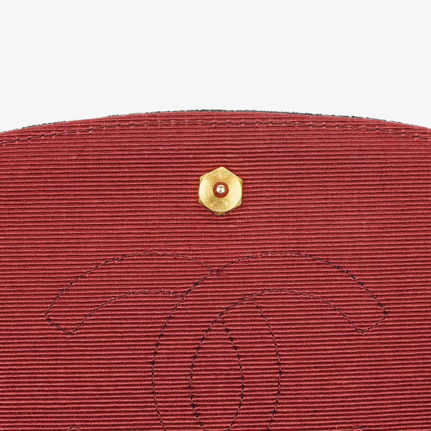 Chanel Small Half Moon Klappentasche aus schwarzem Samt