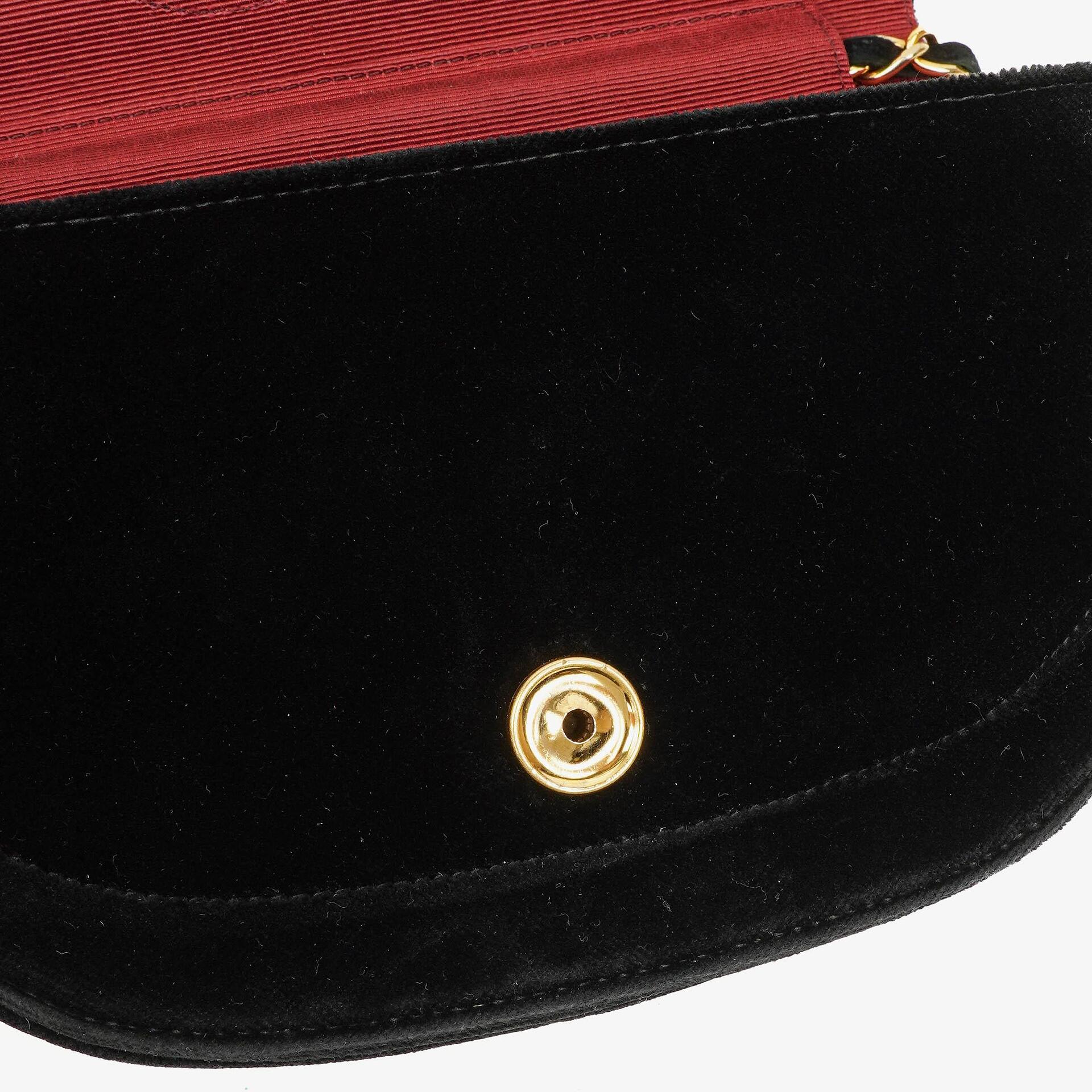 Chanel Small Half Moon Klappentasche aus schwarzem Samt