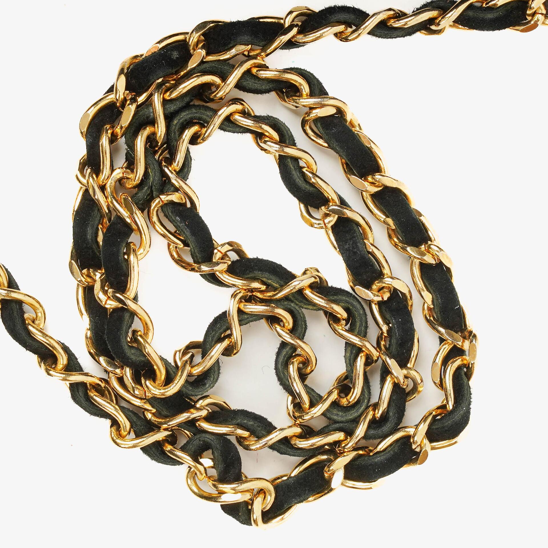 Chanel Small Half Moon Klappentasche aus schwarzem Samt