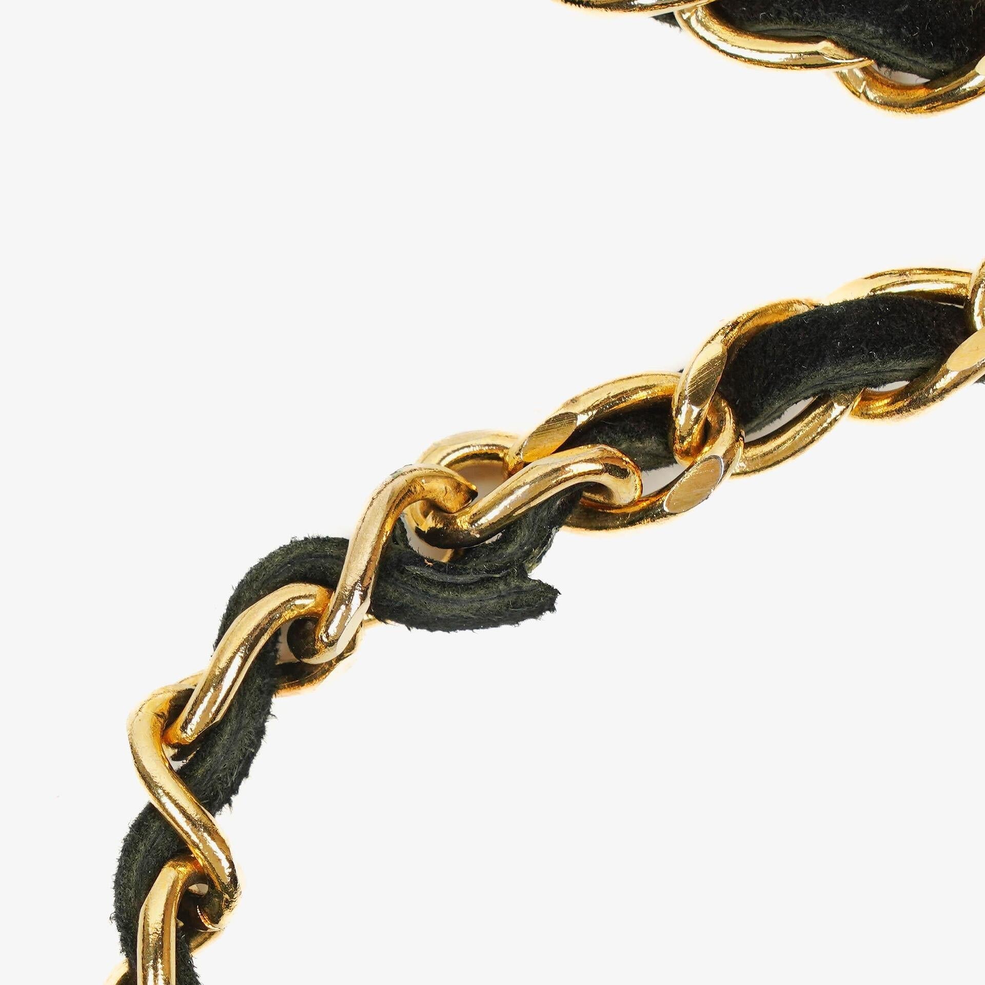 Chanel Small Half Moon Klappentasche aus schwarzem Samt