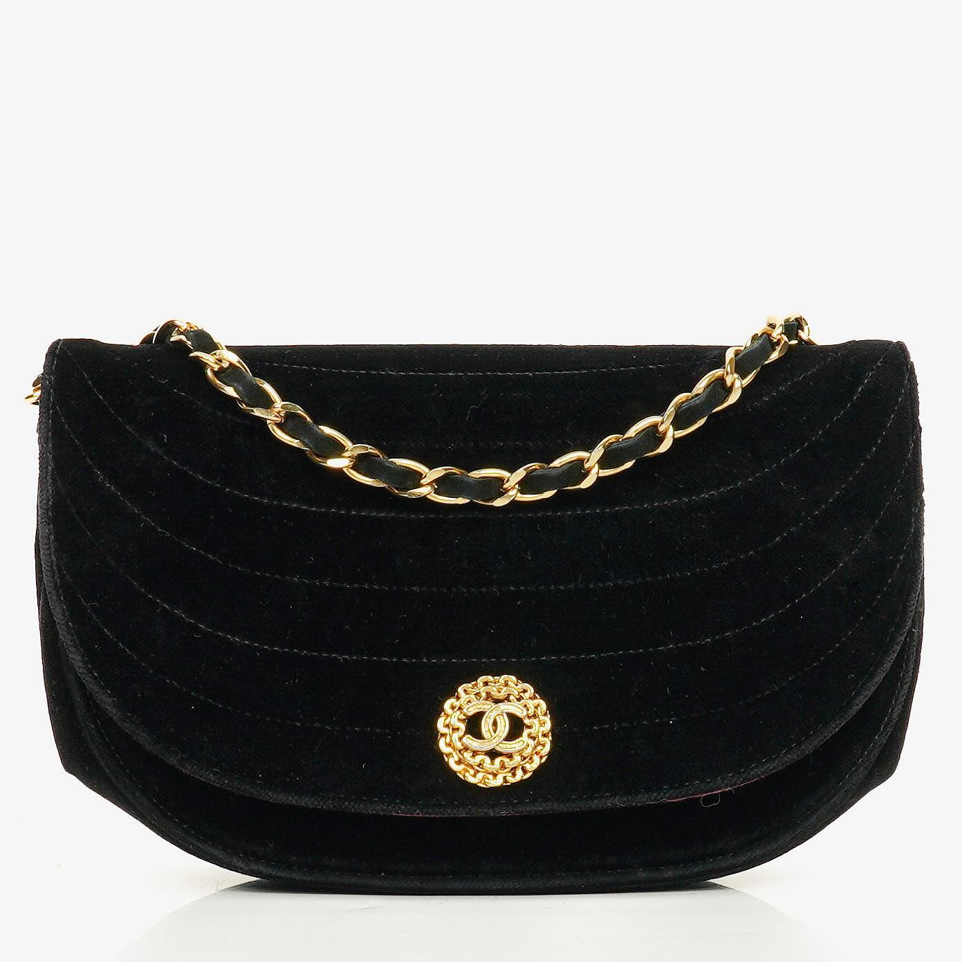 CHANEL Kleine Halbmond-Klappentasche aus schwarzem Samt