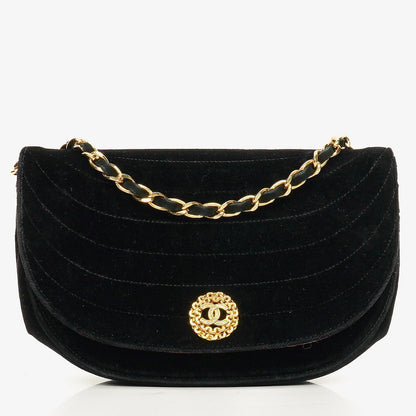 CHANEL Kleine Halbmond-Klappentasche aus schwarzem Samt