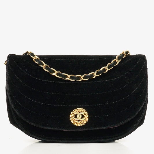 CHANEL Kleine Halbmond-Klappentasche aus schwarzem Samt