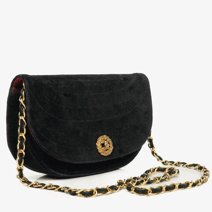 CHANEL Kleine Halbmond-Klappentasche aus schwarzem Samt