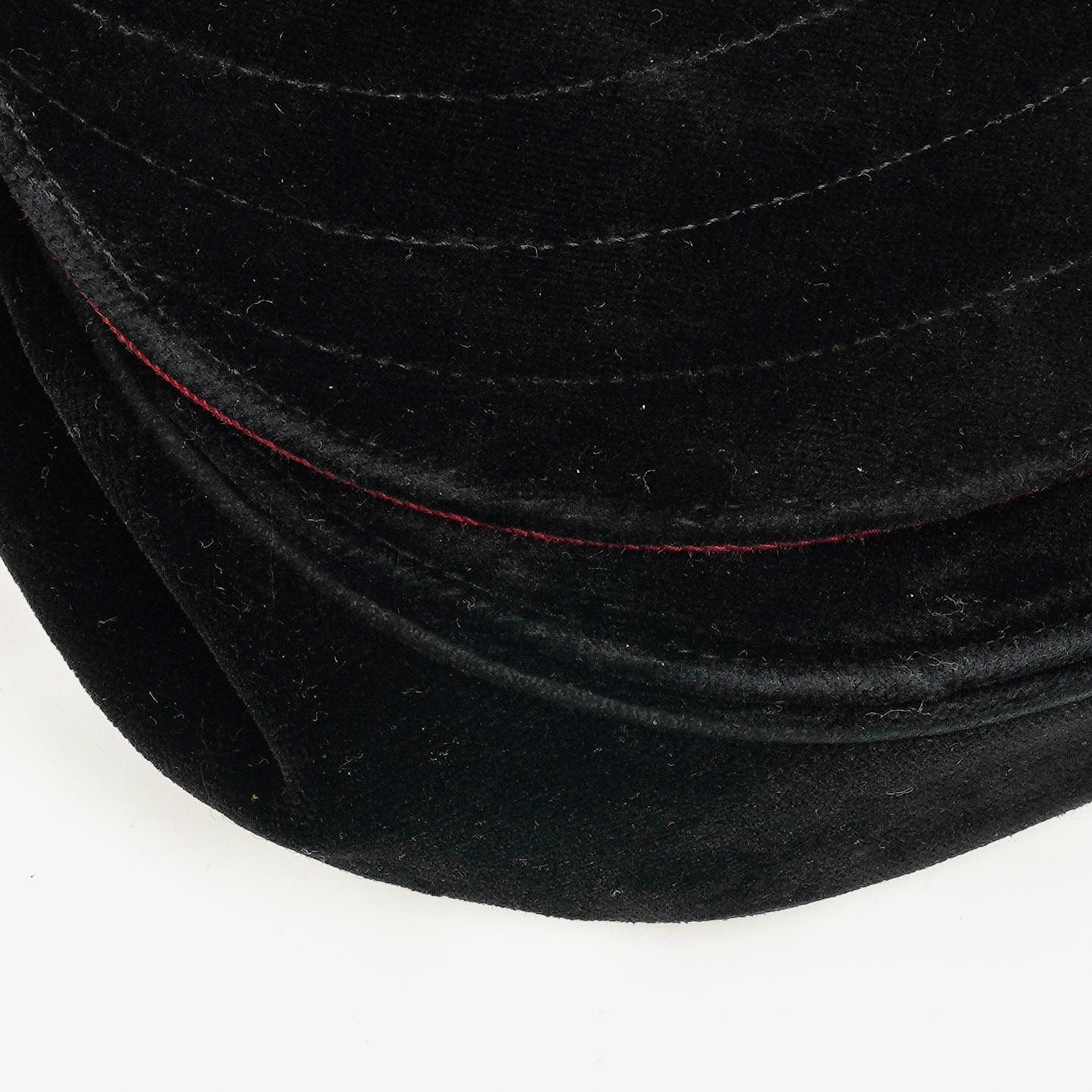 CHANEL Kleine Halbmond-Klappentasche aus schwarzem Samt