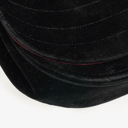 CHANEL Kleine Halbmond-Klappentasche aus schwarzem Samt