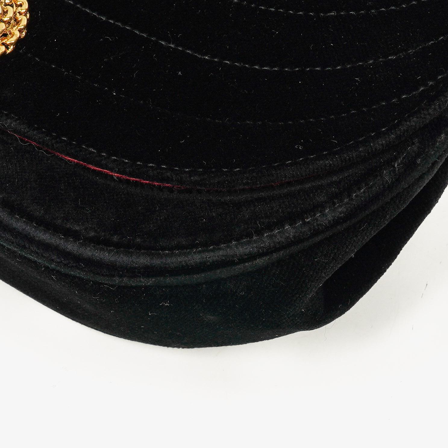 CHANEL Kleine Halbmond-Klappentasche aus schwarzem Samt