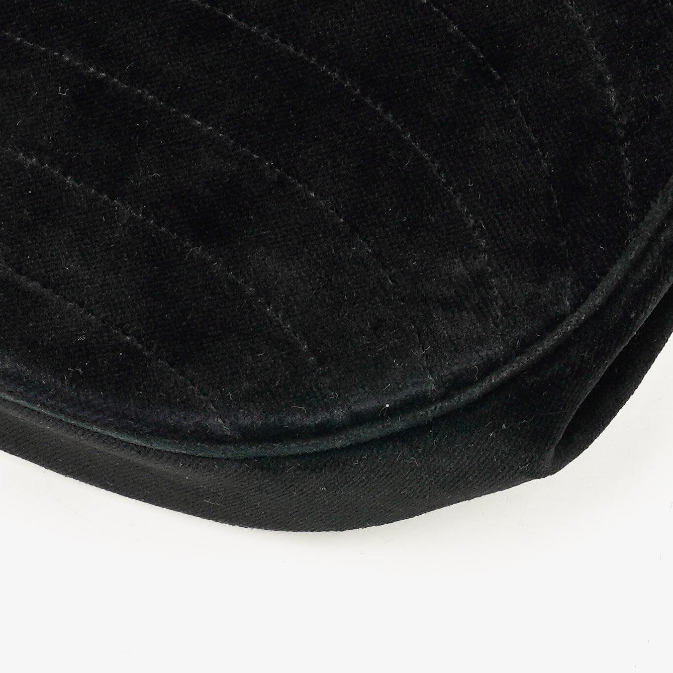 CHANEL Kleine Halbmond-Klappentasche aus schwarzem Samt