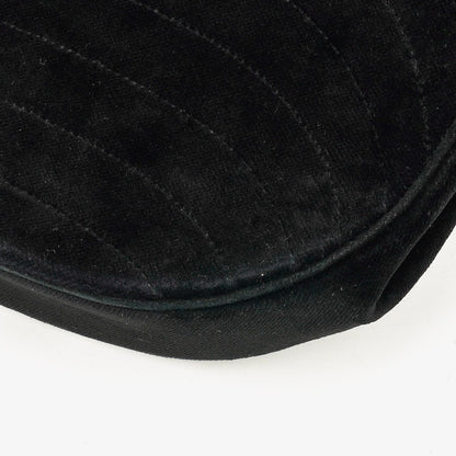 CHANEL Kleine Halbmond-Klappentasche aus schwarzem Samt