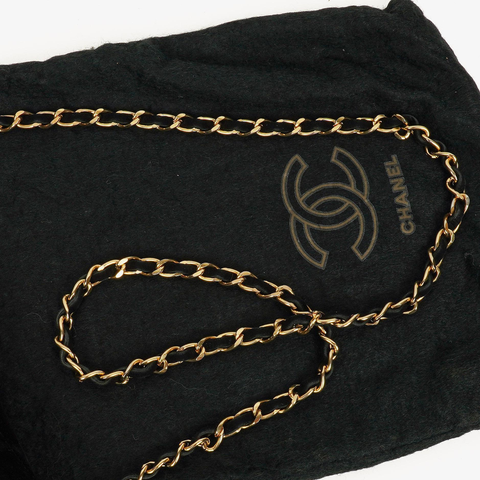 CHANEL Kleine Halbmond-Klappentasche aus schwarzem Samt