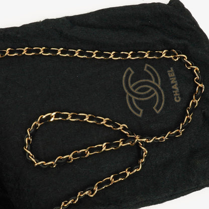 CHANEL Kleine Halbmond-Klappentasche aus schwarzem Samt