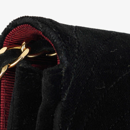 CHANEL Kleine Halbmond-Klappentasche aus schwarzem Samt