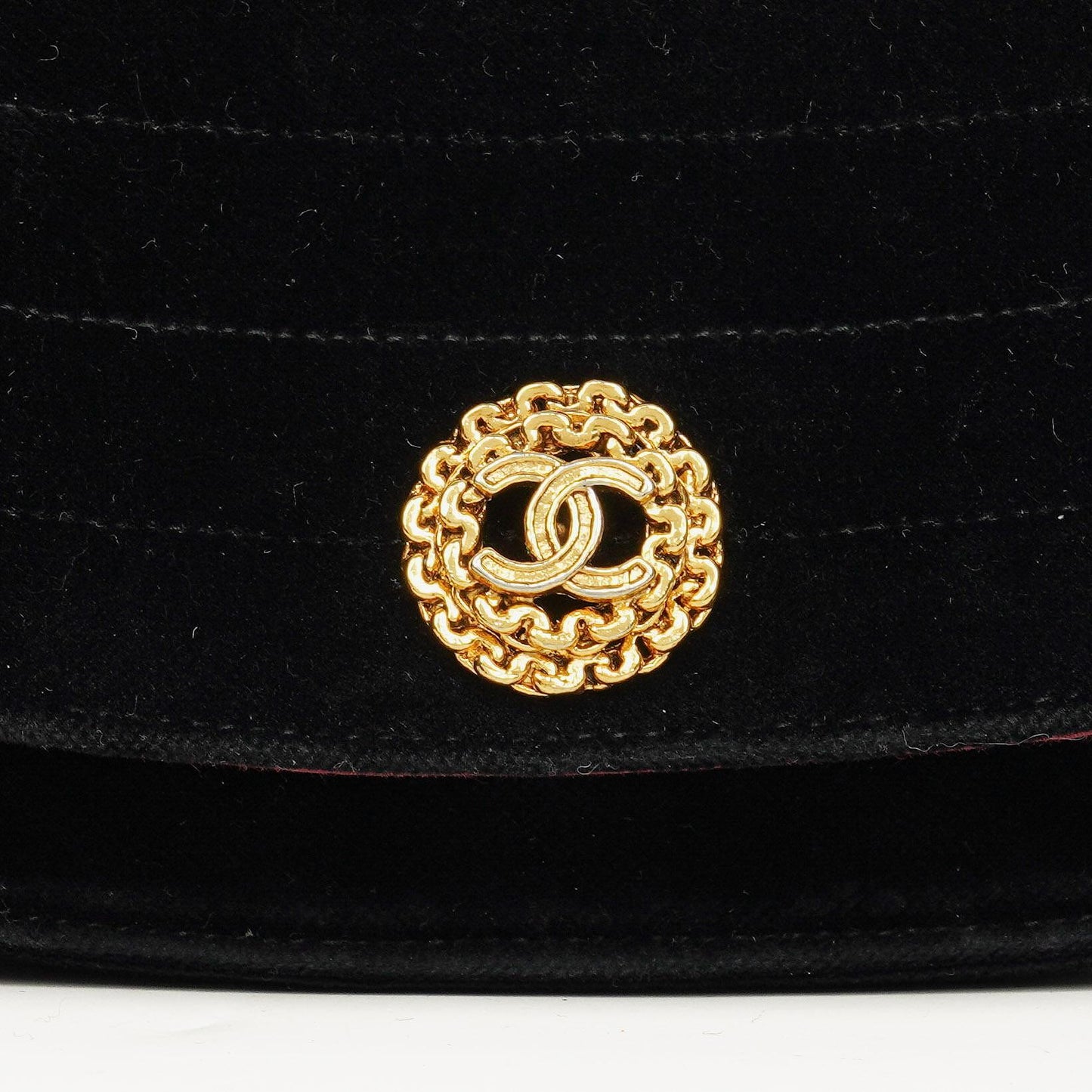 CHANEL Kleine Halbmond-Klappentasche aus schwarzem Samt