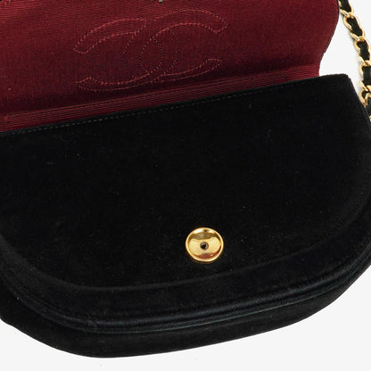 CHANEL Kleine Halbmond-Klappentasche aus schwarzem Samt