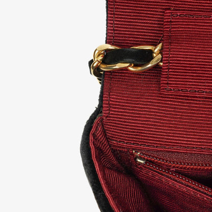 CHANEL Kleine Halbmond-Klappentasche aus schwarzem Samt