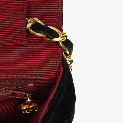 CHANEL Kleine Halbmond-Klappentasche aus schwarzem Samt