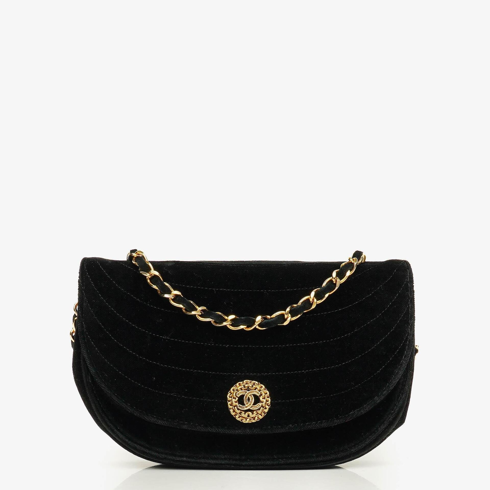 Chanel kleine Halbmond Flap Bag aus schwarzem Samt