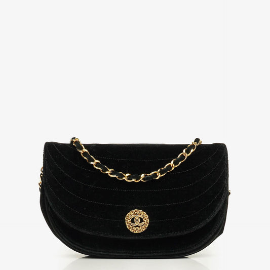 Chanel kleine Halbmond Flap Bag aus schwarzem Samt