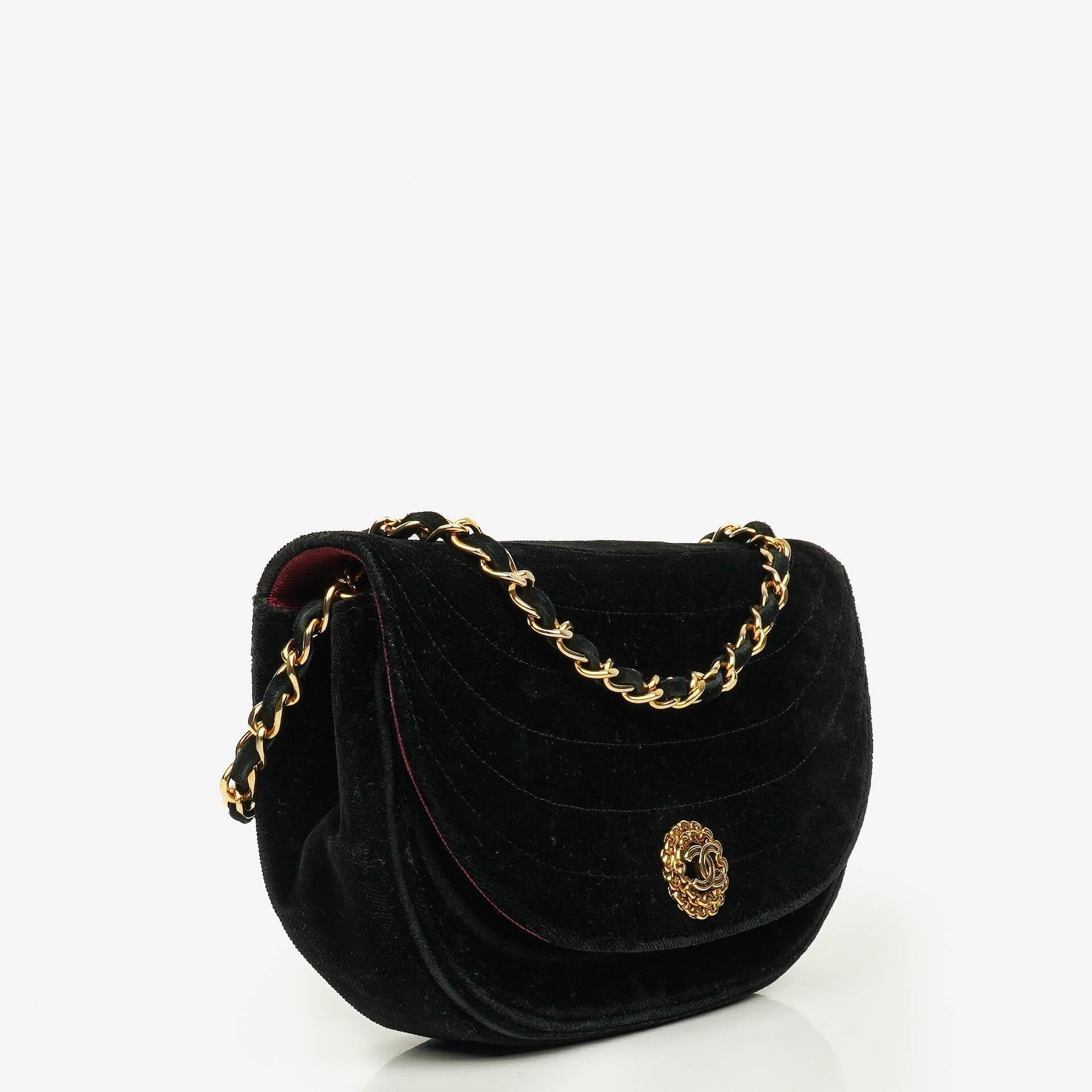 Chanel kleine Halbmond Flap Bag aus schwarzem Samt