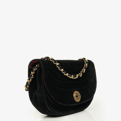 Chanel kleine Halbmond Flap Bag aus schwarzem Samt