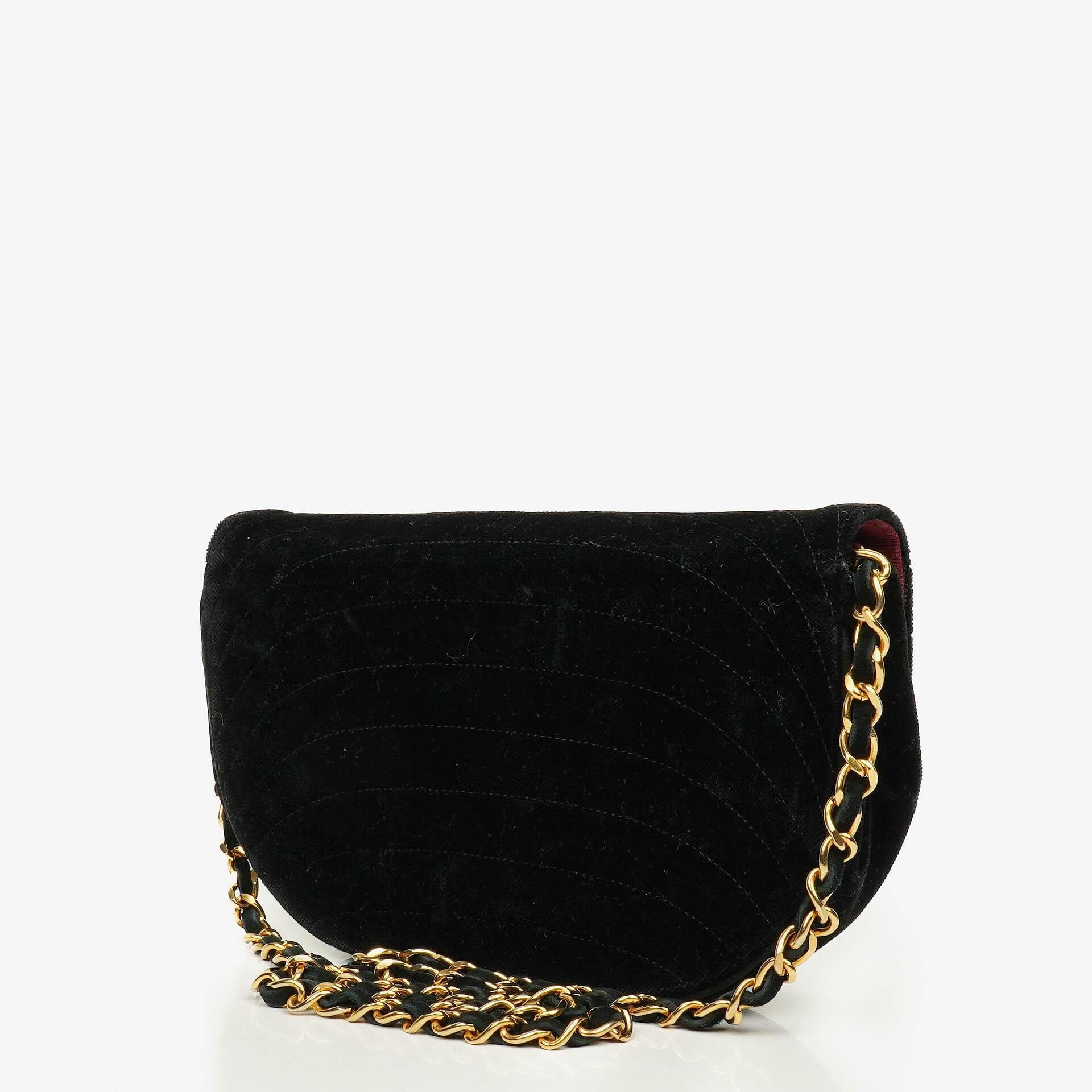Chanel kleine Halbmond Flap Bag aus schwarzem Samt